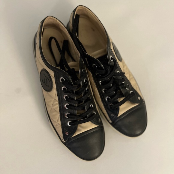 2010 CHANEL Interlocking CC Logo Sneakers - Picture 3 of 4